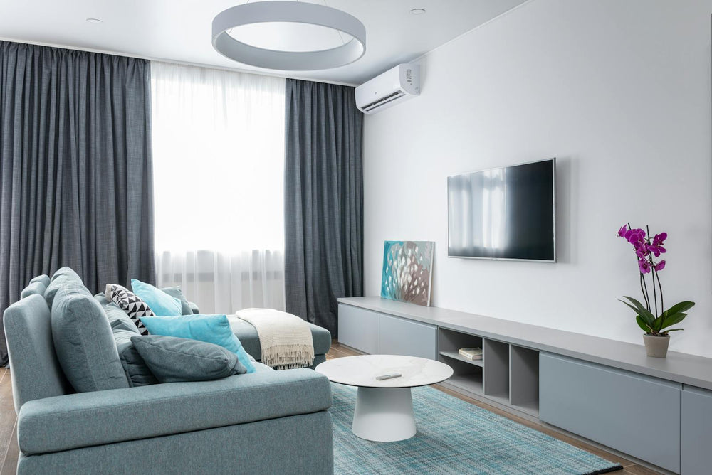 Sala moderna com ar-condicionado split na parede — escolha o BTU certo para o seu ambiente